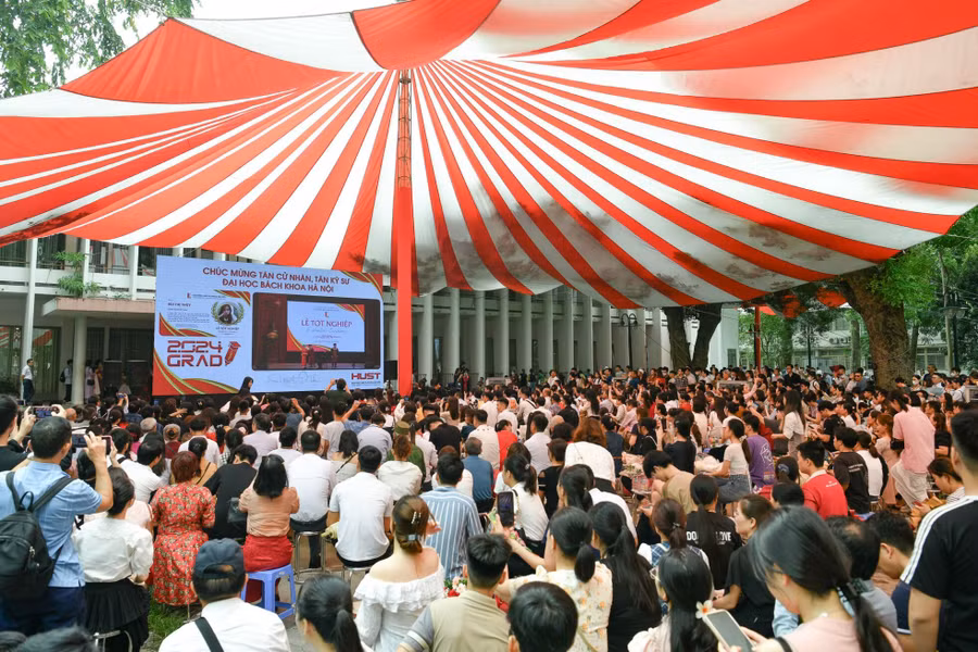 Rất nhiều phụ huynh đã có mặt từ sớm ở sân trường để chứng kiến khoảnh khắc con nhận bằng tốt nghiệp. Ảnh DT.