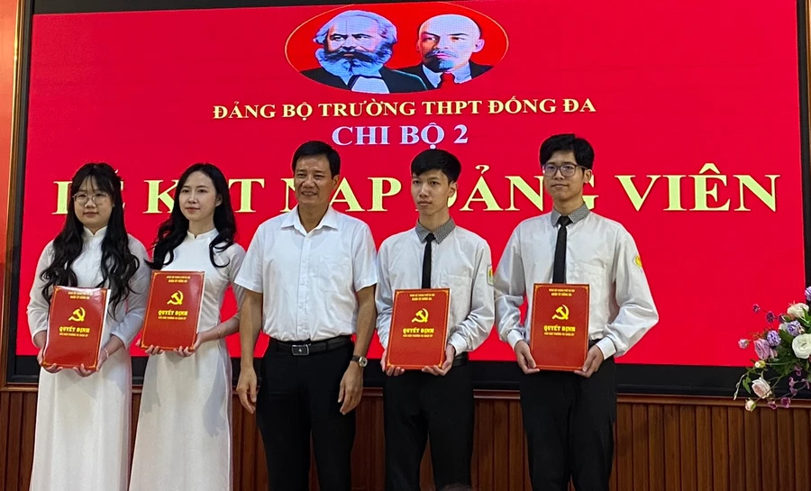 Ông Nguyễn Anh Cường, Phó Bí thư Thường trực quận uỷ, Chủ tịch Hội đồng nhân dân quận Đống Đa (Hà Nội) trao quyết định cho các tân Đảng viên. Ảnh Đức Duy.