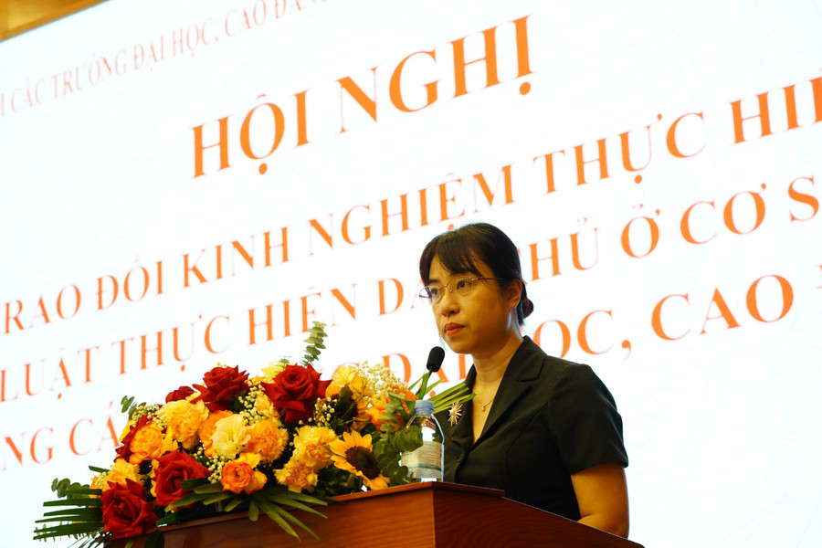 PGS.TS Nguyễn Vũ Bích Hiền – Phó bí thư Đảng uỷ Khối các trường đại học, cao đẳng Hà Nội phát biểu. PGS.TS Nguyễn Vũ Bích Hiền – Phó bí thư Đảng uỷ Khối các trường đại học, cao đẳng Hà Nội phát biểu.