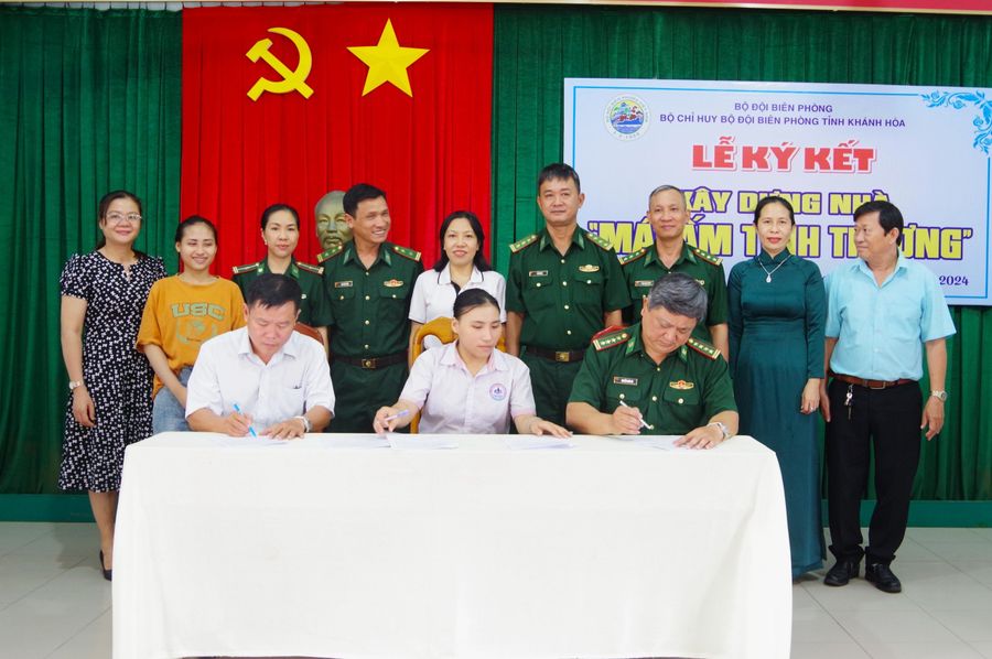 Bộ đội Biên phòng Khánh Hòa và các nhà tài trợ ký kết hỗ trợ xây dựng nhà “ Mái ấm tình thương” cho gia đình em Trúc Lam.