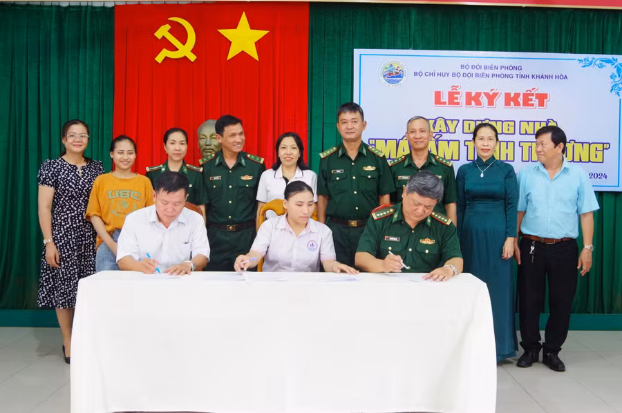 Bộ đội Biên phòng Khánh Hòa và các nhà tài trợ ký kết hỗ trợ xây dựng nhà “ Mái ấm tình thương” cho gia đình em Trúc Lam.