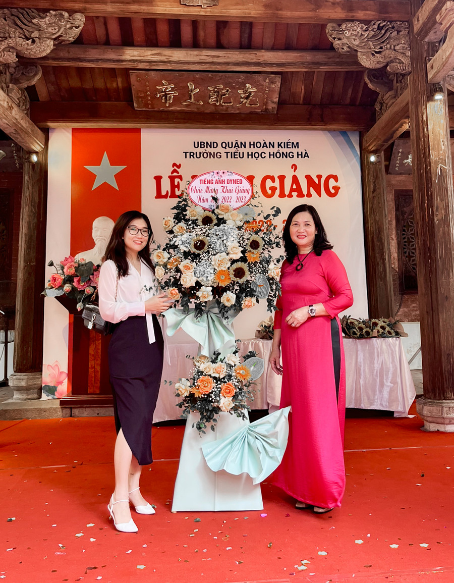 Cô Hằng (bên trái) tham dự lễ khai giảng tại Trường Tiểu học Hồng Hà. Cô Hằng (bên trái) tham dự lễ khai giảng tại Trường Tiểu học Hồng Hà.