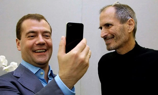 Steve Jobs tặng Thủ tướng Nga Dmitry Medvedev một chiếc iPhone trong chuyến thăm thung lũng Silicon năm 2010.