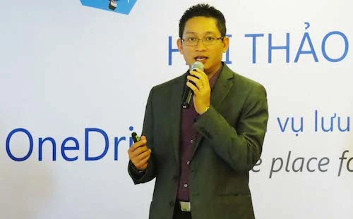 Ông Vũ Minh Trí, Tổng giám đốc Microsoft Việt Nam, giới thiệu OneDrive tại TP HCM