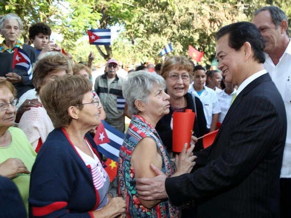 Thủ tướng Nguyễn Tấn Dũng với nhân dân thủ đô La Habana. 