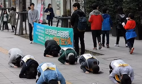 Các thành viên trong Hội sinh viên Đại học Hankuk tham gia một cuộc mít tinh kêu gọi chính phủ giảm học phí tại Trung tâm thương mại Gwanghwamun ở trung thâm Thủ đô Seoul hồi tháng 3. 