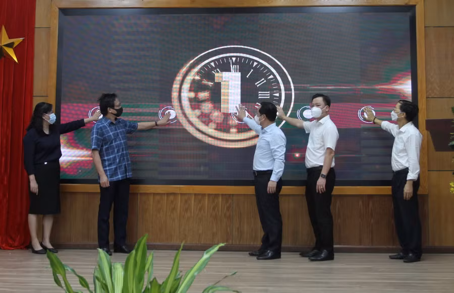 Đại biểu thực hiện nghi thức công bố kho học liệu điện tử ngành giáo dục Hà Nội