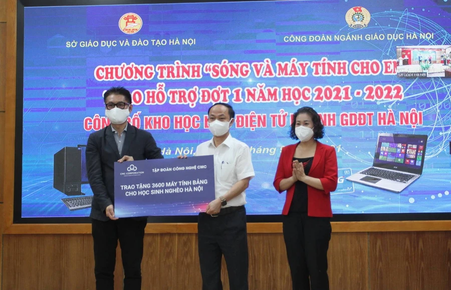 Tập đoàn công nghệ CMC trao tặng 3600 máy tính bảng cho học sinh nghèo Hà Nội