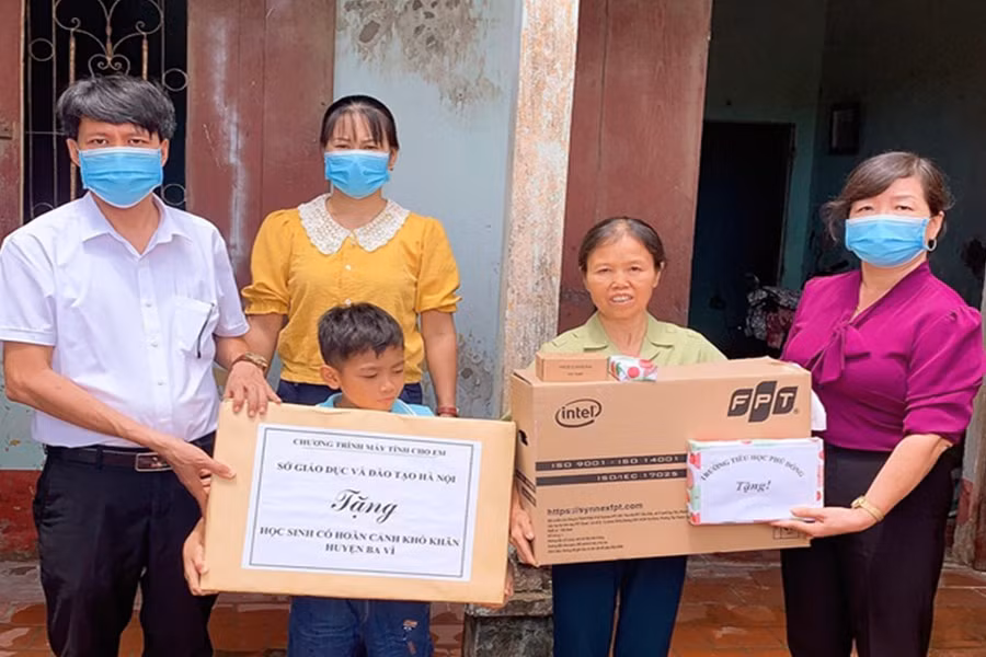 Sở GD&amp;ĐT Hà Nội traao tặng máy tính cho học sinh nghèo huyện Ba Vì