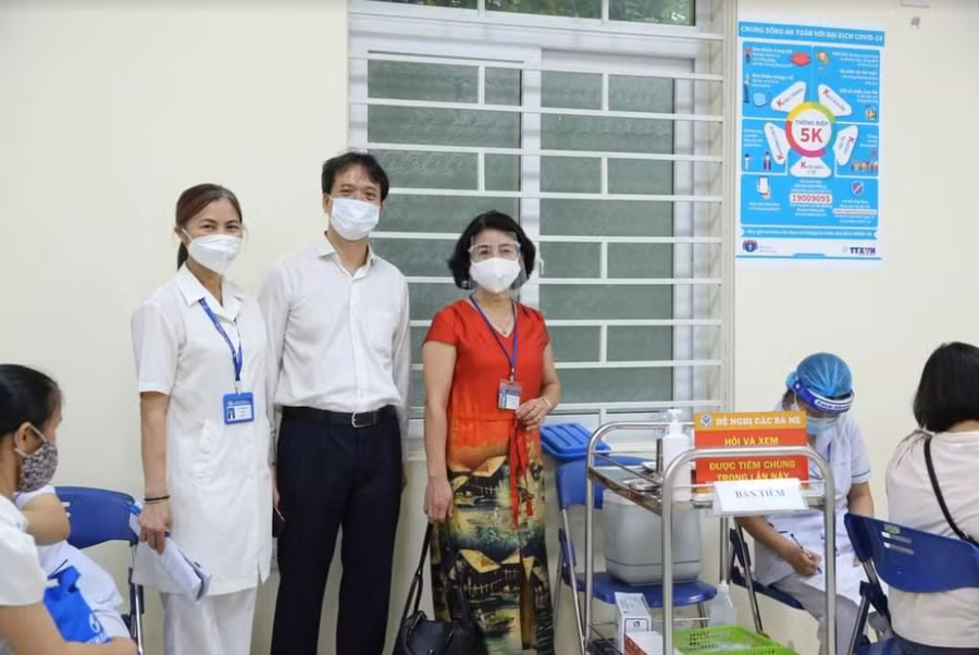 Trường Đại học Kinh tế quốc dân hỗ trợ cán bộ giảng viên, sinh viên tại điểm tiêm vaccine