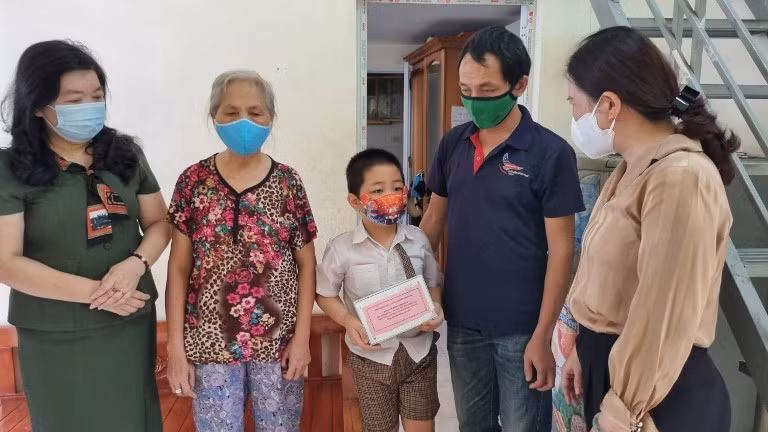 Học sinh quận Hoàng Mai được hỗ trợ thiết bị học tập