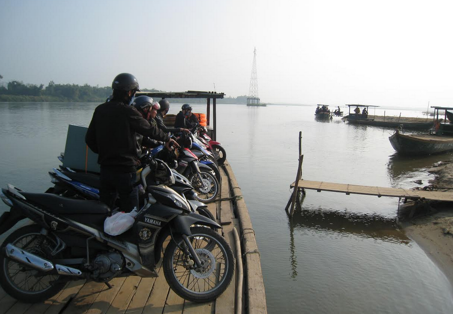 Những chuyến đò ngang chòng chành qua sông giờ trở thành ký ức, nhường chỗ cho chiếc cầu vươn dài nối nhịp tương lai để người dân vươn lên xây dựng cuộc sống mới. Những chuyến đò ngang chòng chành qua sông giờ trở thành ký ức, nhường chỗ cho chiếc cầu vươn dài nối nhịp tương lai để người dân vươn lên xây dựng cuộc sống mới.