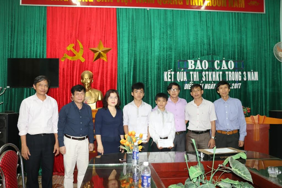 Lãnh đạo Sở Giáo dục và Đào tạo tặng quà cho học sinh, giáo viên và lãnh đạo trường THCS Diễn Hải
