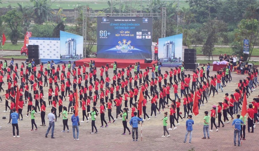 Sinh viên Trường Đại học Hà Tĩnh hưởng ứng Giờ trái đất năm 2017