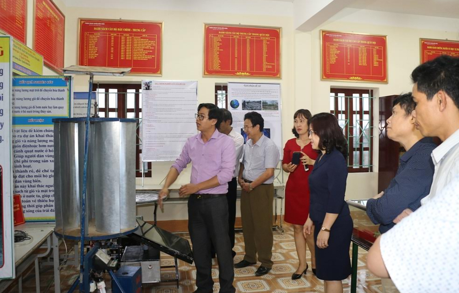 Thầy giáo Nguyễn Đình Hòa giới thiệu máy chưng chất nước ngọt từ năng lượng mặt trời Thầy giáo Nguyễn Đình Hòa giới thiệu máy chưng chất nước ngọt từ năng lượng mặt trời