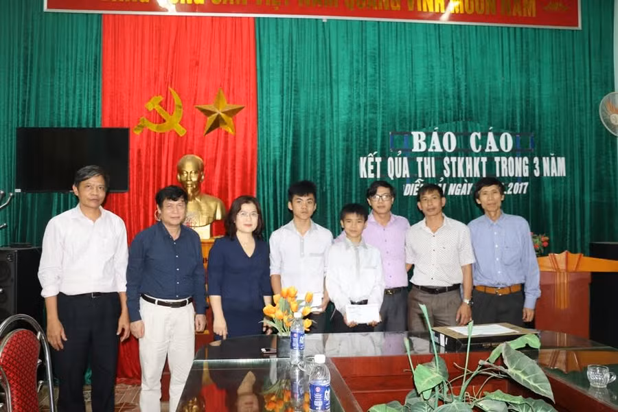 Lãnh đạo Sở Giáo dục và Đào tạo tặng quà cho học sinh, giáo viên và lãnh đạo trường THCS Diễn Hải
