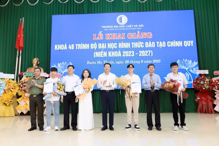 TS Đoàn Trung Kiên – Hiệu trưởng Trường ĐH Luật Hà Nội trao phần thưởng thưởng cho sinh viên thủ khoa.