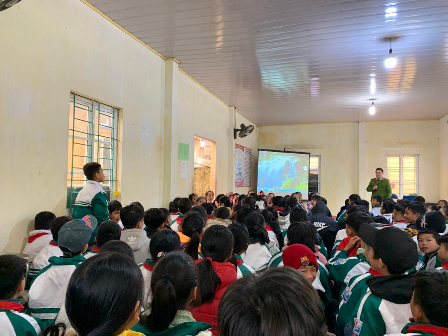 Mời công an đến cùng phối hợp tuyên truyền. Ảnh NT.