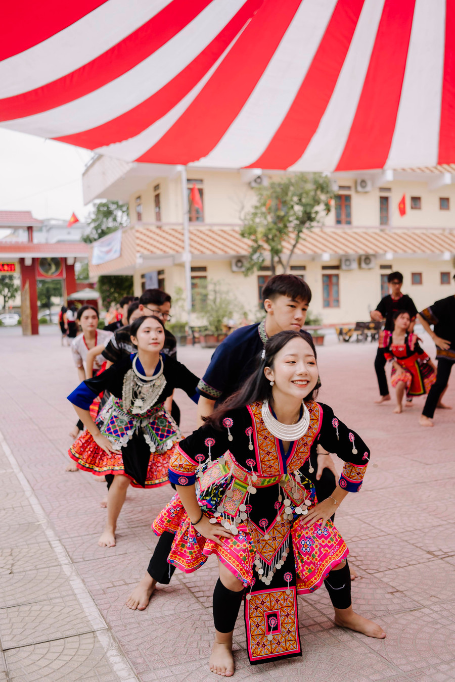 Những điệu múa khèn được dàn dựng công phu. Những điệu múa khèn được dàn dựng công phu.
