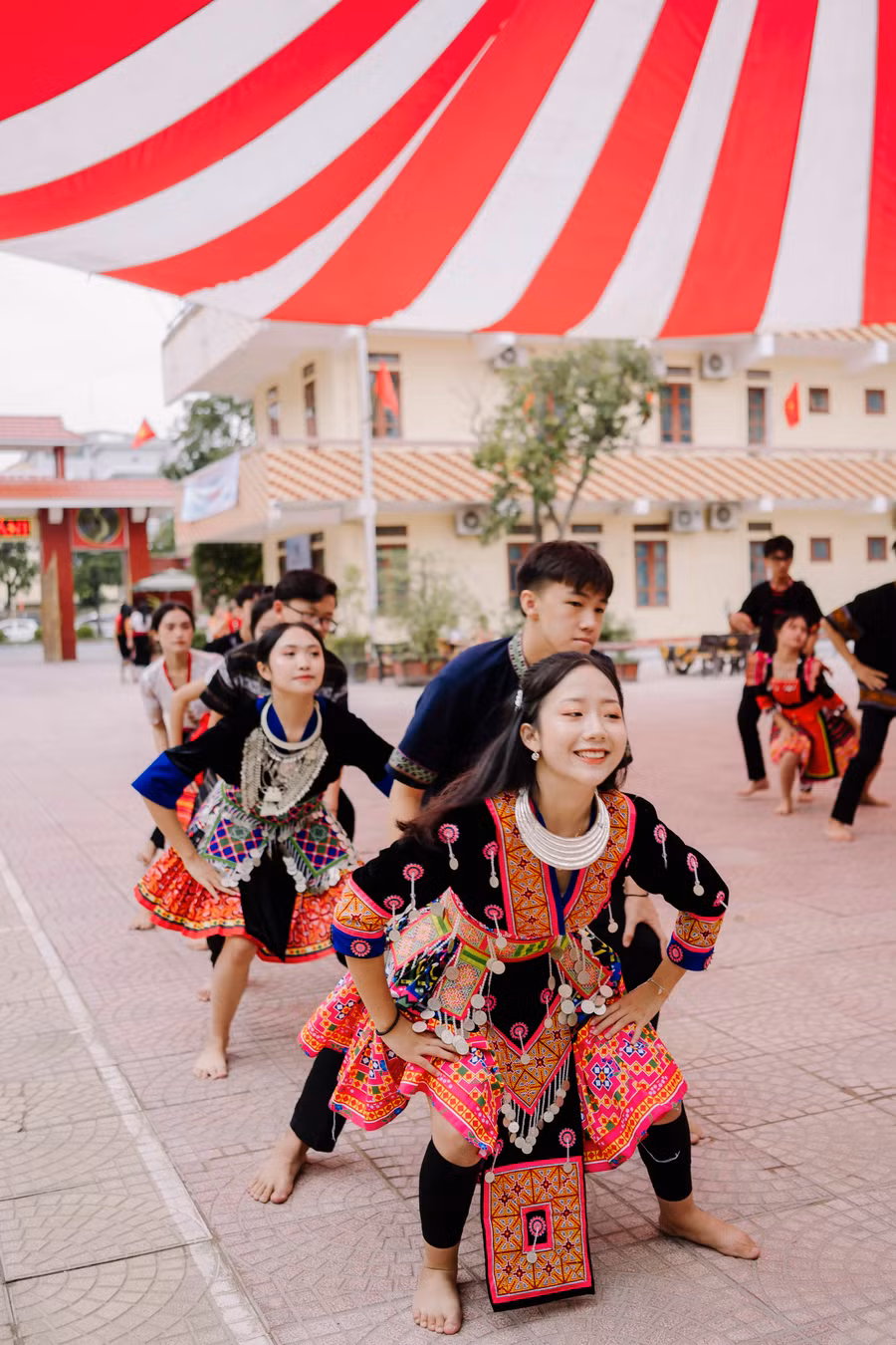 Những điệu múa khèn được dàn dựng công phu.