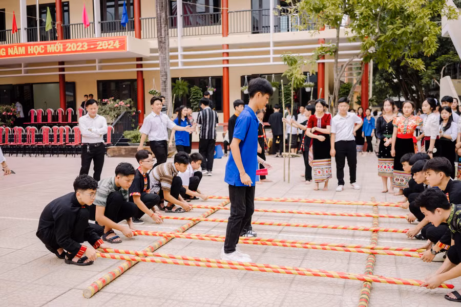 Theo chia sẻ của nhiều học sinh Trường THPT DTNT tỉnh Nghệ An: "Chúng em rất hào hứng với hoạt động tập thể của nhà trường, ngoài mặc trang phục truyền thống, còn được tham gia các trò chơi, giới thiệu văn hoá của dân tộc mình với bạn". Theo chia sẻ của nhiều học sinh Trường THPT DTNT tỉnh Nghệ An: "Chúng em rất hào hứng với hoạt động tập thể của nhà trường, ngoài mặc trang phục truyền thống, còn được tham gia các trò chơi, giới thiệu văn hoá của dân tộc mình với bạn".