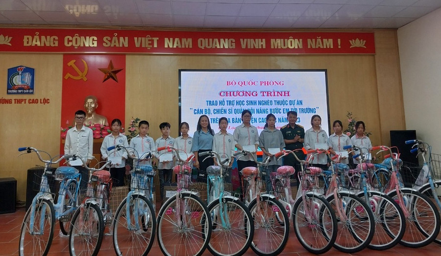 Nhà trường và i Ban chỉ huy quân sự huyện Cao Lộc tổ chức chương trình tiếp bước em đến trường. Ảnh NT. Nhà trường và i Ban chỉ huy quân sự huyện Cao Lộc tổ chức chương trình tiếp bước em đến trường. Ảnh NT.