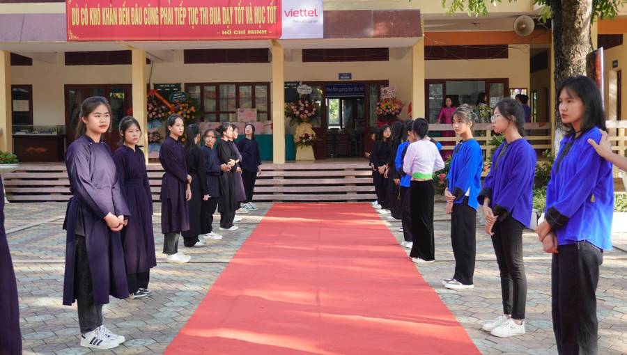 Trường THPT DTNT tỉnh Lạng Sơn trong trang phục truyền thống ngày khai giảng. Ảnh Khánh Ly. Trường THPT DTNT tỉnh Lạng Sơn trong trang phục truyền thống ngày khai giảng. Ảnh Khánh Ly.