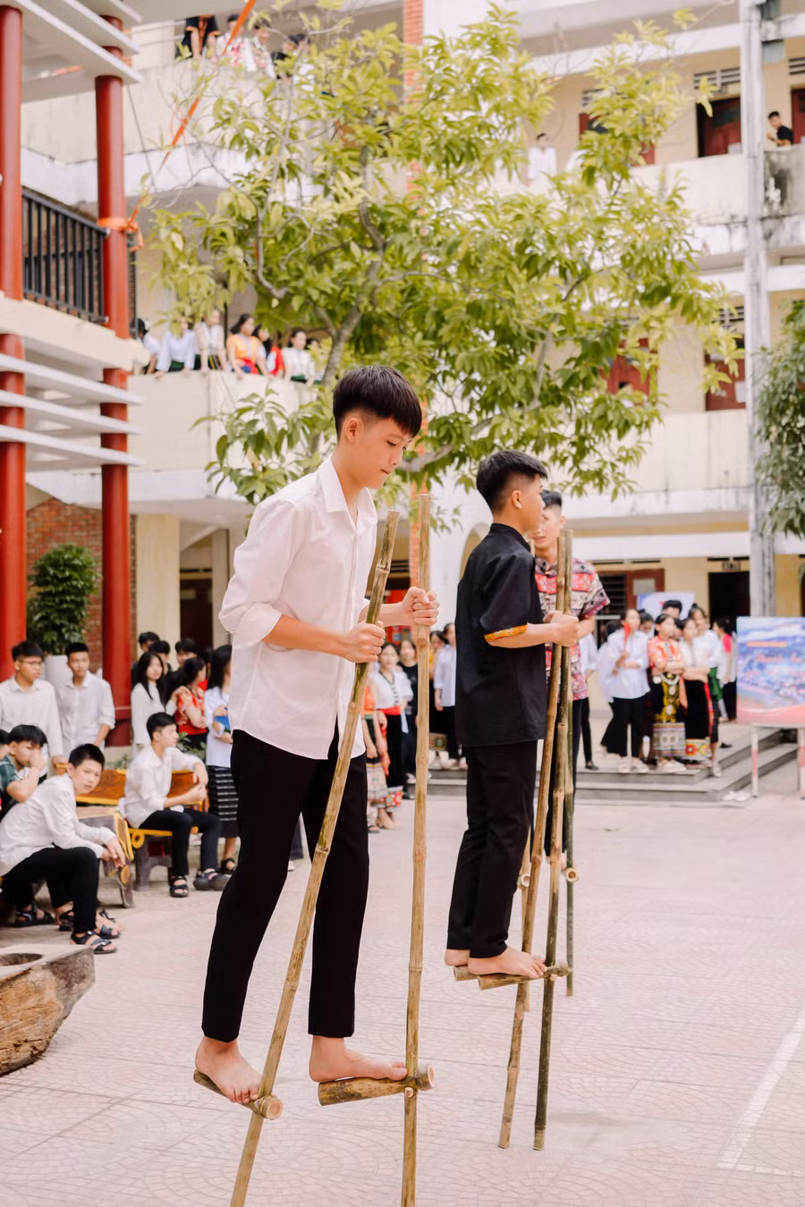 Trò chơi đi cà kheo được nhiều nam sinh dân tộc thiểu số hưởng ứng.