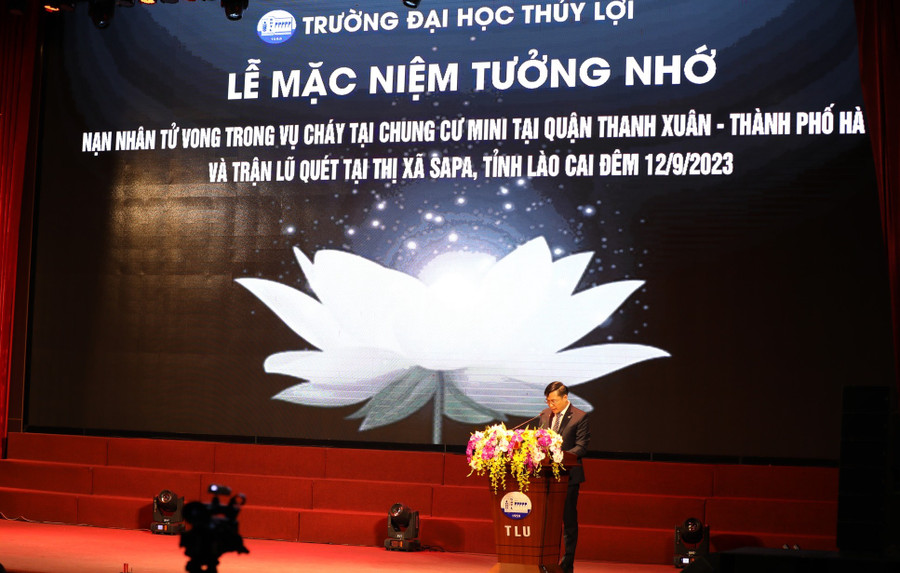 Tại buổi lễ khai giảng, Trường ĐH Thuỷ lợi đã dành thời gian làm Lễ mặc niệm tưởng nhớ nạn nhân tử vong trong vụ cháy chung cư mini tại quận Thanh Xuân. Ảnh NT. Tại buổi lễ khai giảng, Trường ĐH Thuỷ lợi đã dành thời gian làm Lễ mặc niệm tưởng nhớ nạn nhân tử vong trong vụ cháy chung cư mini tại quận Thanh Xuân. Ảnh NT.