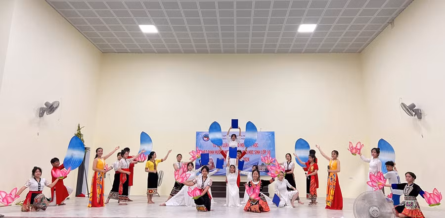 Học sinh Trường THPT DTNT tỉnh Nghệ An đang tổng duyệt các tiết mục văn nghệ cho Lễ khai giảng. Ảnh: NTCC.