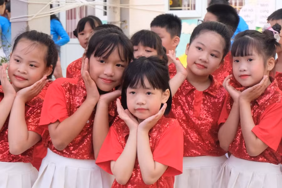 Học sinh Trường PTCS Xã Đàn trong ngày khai giảng. Ảnh Tú Anh