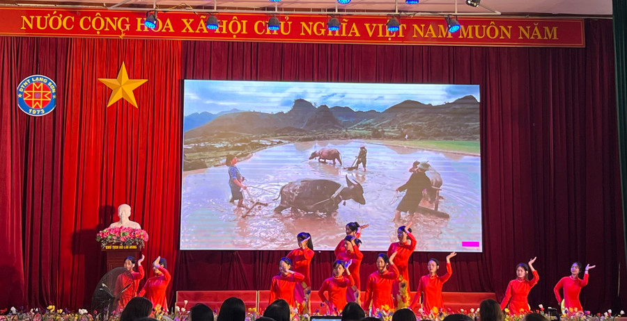 Tiết mục văn nghệ trong lễ khai giảng của Trường THPT DTNT tỉnh Lạng Sơn. Tiết mục văn nghệ trong lễ khai giảng của Trường THPT DTNT tỉnh Lạng Sơn.