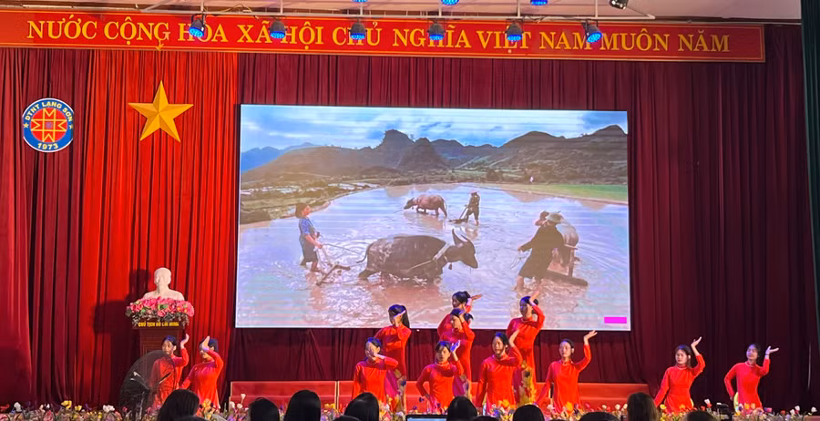 Tiết mục văn nghệ trong lễ khai giảng của Trường THPT DTNT tỉnh Lạng Sơn.