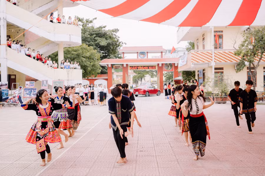 Những điệu múa, điệu hát được học sinh Trường THPT DTNT tỉnh Nghệ An dàn dựng công phu để biểu diễn tại phần hội của Lễ khai giảng năm học mới. Những điệu múa, điệu hát được học sinh Trường THPT DTNT tỉnh Nghệ An dàn dựng công phu để biểu diễn tại phần hội của Lễ khai giảng năm học mới.