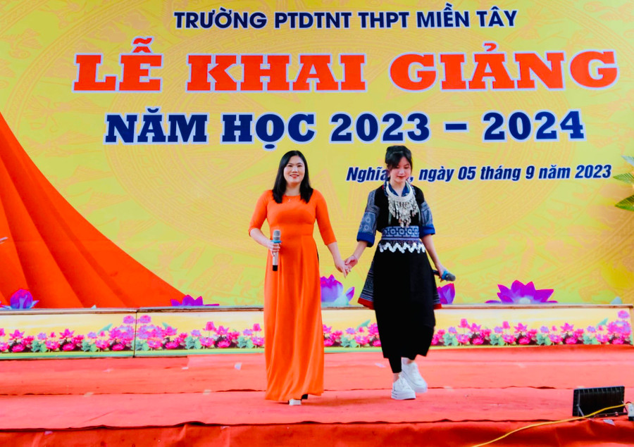 Cô Hà Bích Ngọc, Hiệu trưởng Trường PTDTNT THPT Miền Tây (Yên Bái) cùng học trò biểu diễn văn nghệ tại Lễ khai giảng. Ảnh NVCC. Cô Hà Bích Ngọc, Hiệu trưởng Trường PTDTNT THPT Miền Tây (Yên Bái) cùng học trò biểu diễn văn nghệ tại Lễ khai giảng. Ảnh NVCC.
