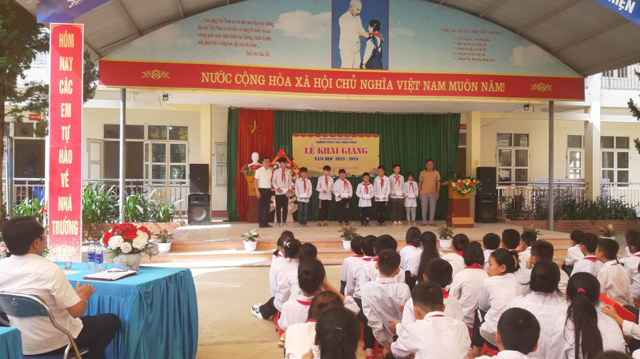 Những phần quà thiết thực được nhà trường, phụ huynh trao tặng cho học sinh có hoàn cảnh khó khăn. Ảnh NT. Những phần quà thiết thực được nhà trường, phụ huynh trao tặng cho học sinh có hoàn cảnh khó khăn. Ảnh NT.