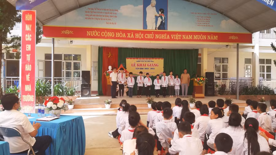 Những phần quà thiết thực được nhà trường, phụ huynh trao tặng cho học sinh có hoàn cảnh khó khăn. Ảnh NT.