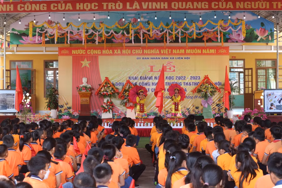 Hiện toàn huyện có 40 điểm trường lẻ trong đó mầm non 24 điểm lẻ, tiểu học 16 điểm trường lẻ.