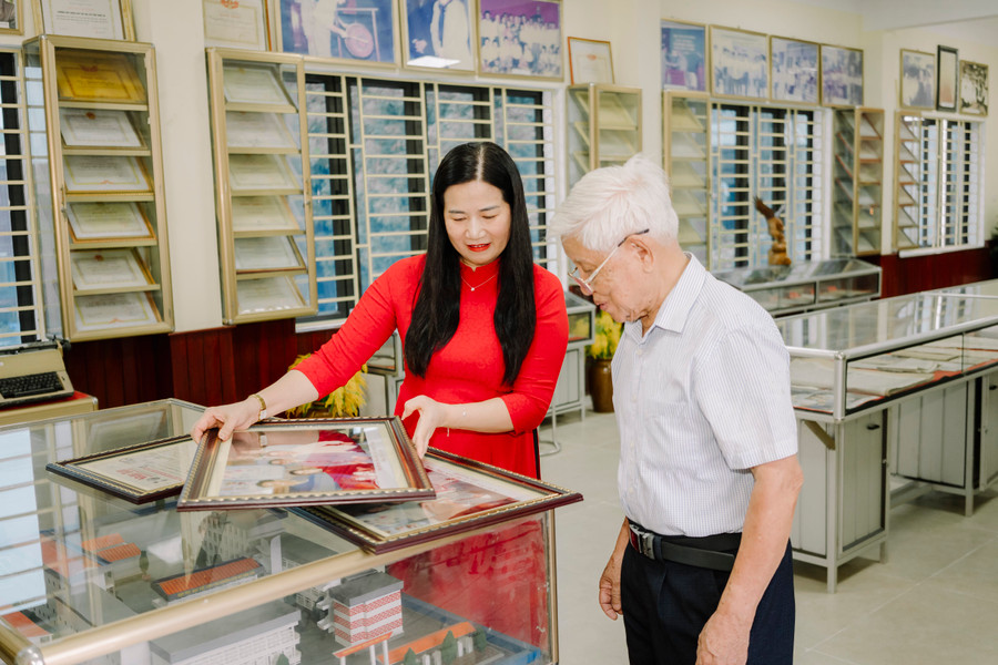 Cô Nguyễn Thị Kiều Hoa - Hiệu trưởng Trường THPT DTNT tỉnh Nghệ An giới thiệu về văn hoá nhà trường. Ảnh NT. Cô Nguyễn Thị Kiều Hoa - Hiệu trưởng Trường THPT DTNT tỉnh Nghệ An giới thiệu về văn hoá nhà trường. Ảnh NT.