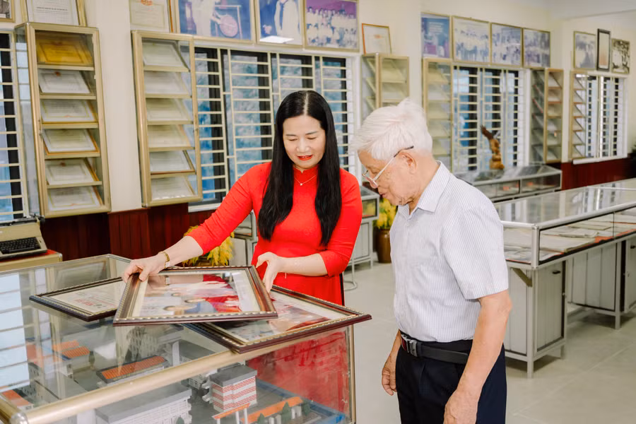 Cô Nguyễn Thị Kiều Hoa - Hiệu trưởng Trường THPT DTNT tỉnh Nghệ An giới thiệu về văn hoá nhà trường. Ảnh NT.