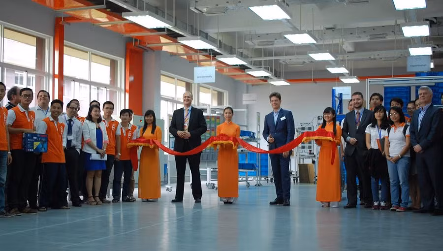 GS Juergen Mallon - Hiệu trưởng trường VGU cắt băng khánh thành Trung tâm