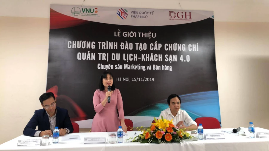 Đại diện ban tổ chức giới thiệu về chương trình đào tạo (Ảnh: Hoàng Nam).