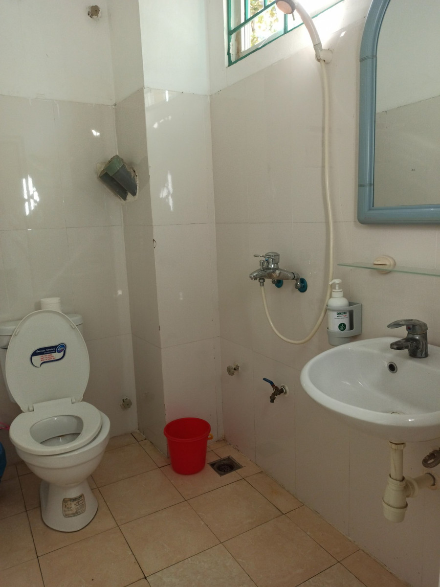 Khu vực nhà vệ sinh bệnh viện sạch sẽ, đủ giấy và nước rửa tay. Khu vực nhà vệ sinh bệnh viện sạch sẽ, đủ giấy và nước rửa tay.