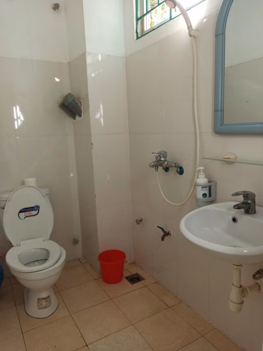 Khu vực nhà vệ sinh bệnh viện sạch sẽ, đủ giấy và nước rửa tay.