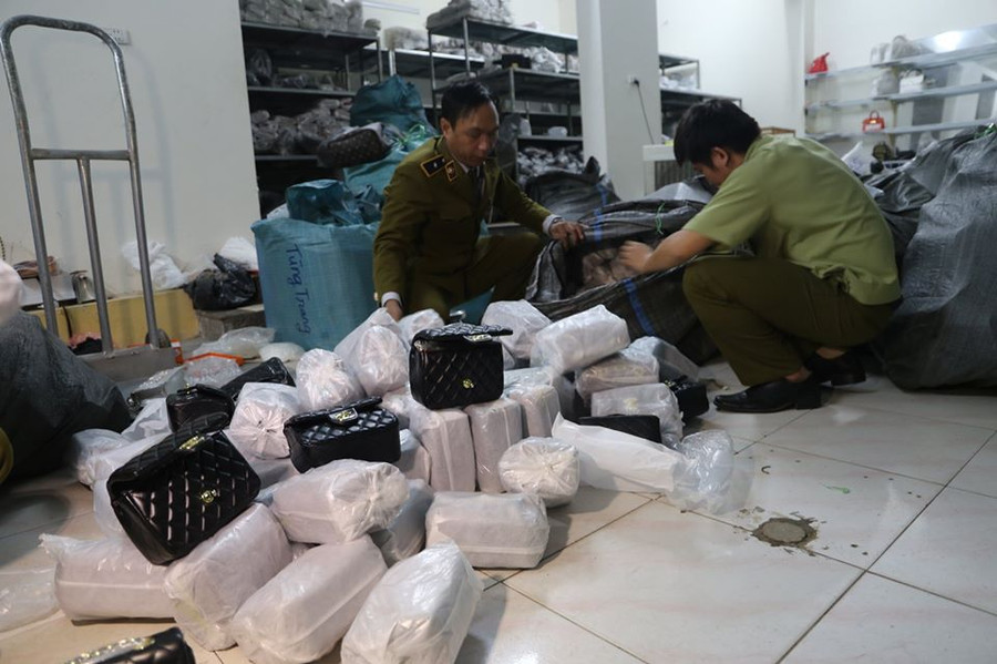 Kho hàng chứa nhiều sản phẩm mang thương hiệu nổi tiếng. Kho hàng chứa nhiều sản phẩm mang thương hiệu nổi tiếng.