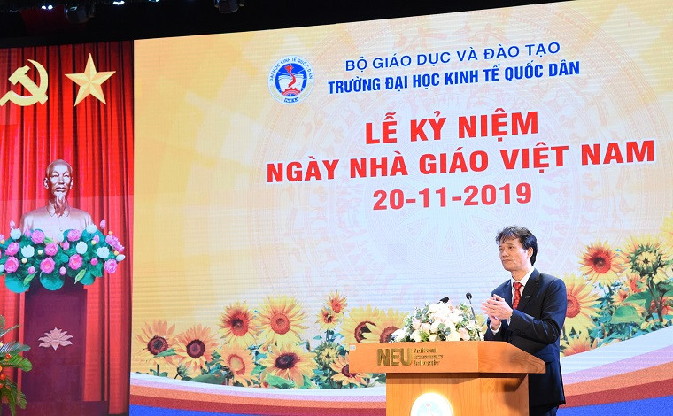 PGS.TS Phạm Hồng Chương - Hiệu trưởng Trường Đại học Kinh tế Quốc dân phát biểu tại buổi lễ. PGS.TS Phạm Hồng Chương - Hiệu trưởng Trường Đại học Kinh tế Quốc dân phát biểu tại buổi lễ.