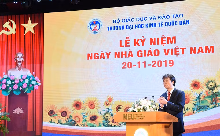 PGS.TS Phạm Hồng Chương - Hiệu trưởng Trường Đại học Kinh tế Quốc dân phát biểu tại buổi lễ.