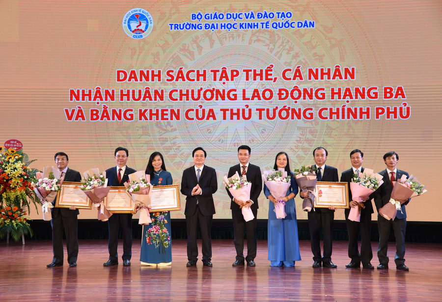 Bộ trưởng Bộ GD&ĐT Phùng Xuân Nhạ trao Huân chương Lao động hạng Ba cho Công đoàn trường Đại học Kinh tế Quốc dân và các nhà giáo ưu tú của nhà trường.