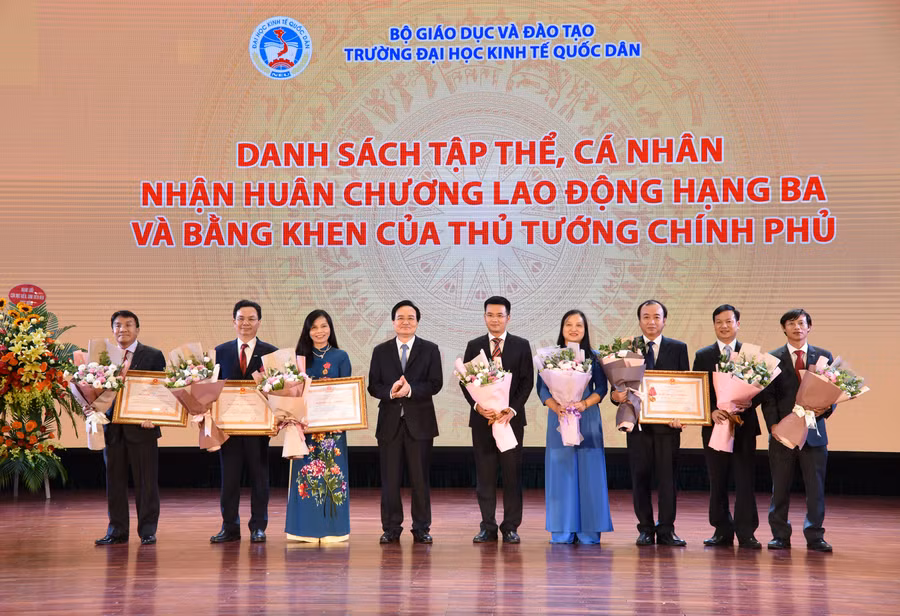 Bộ trưởng Bộ GD&ĐT Phùng Xuân Nhạ trao Huân chương Lao động hạng Ba cho Công đoàn trường Đại học Kinh tế Quốc dân và các nhà giáo ưu tú của nhà trường.