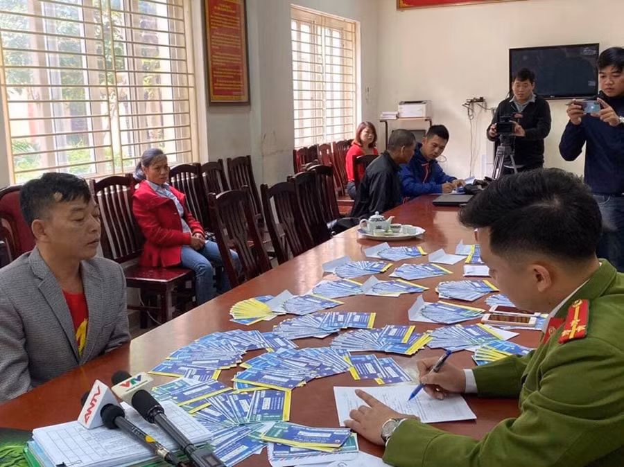 Hàng trăm vé giả bị công an Hà Nội bắt giữ. 